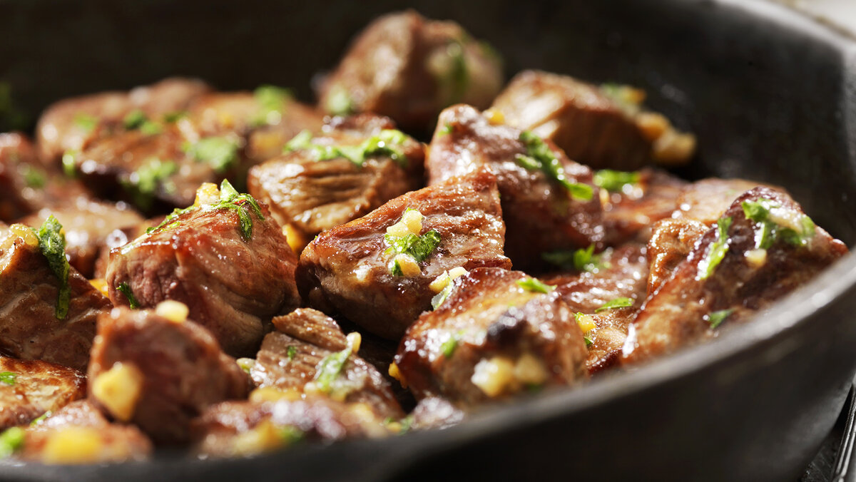 Почему ваше мясо тушится, а не обжаривается?