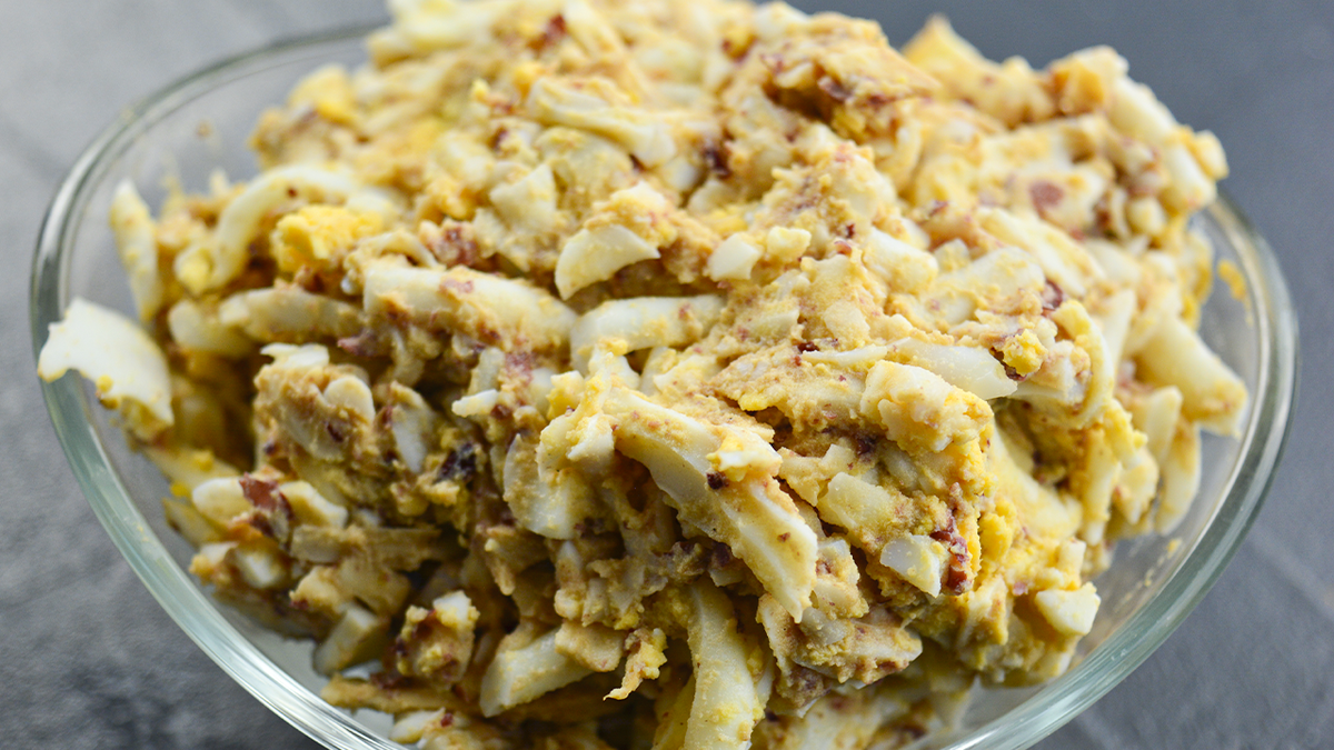 Новый взгляд на салат с фасолью и яйцами: простота и изысканность в каждой ложке