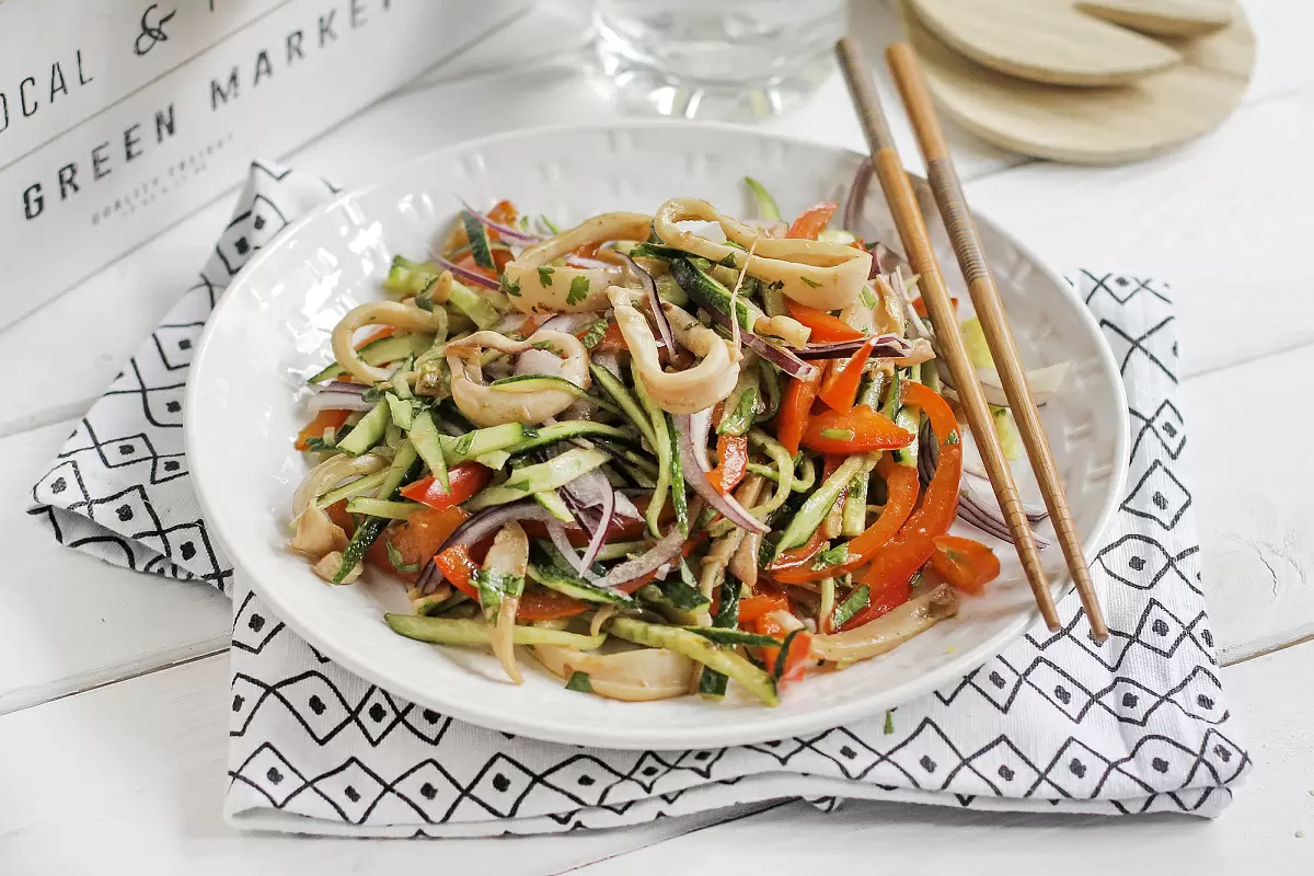 Вкусное приключение: кальмары стир-фрай с овощами и мятой