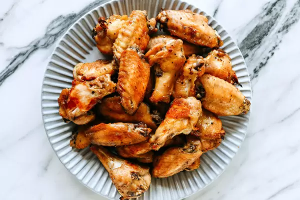 Куриные крылышки в устричном соусе: вкусное лакомство с минимальными усилиями