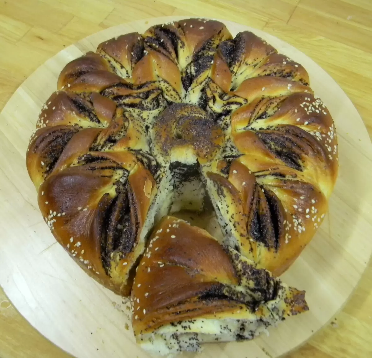 Маковый пирог с секретом: как удивить гостей хрустящими булочками внутри