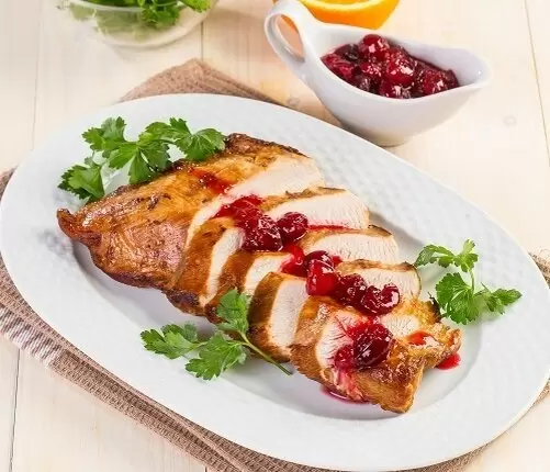 Нежное филе индейки с клюквенным соусом