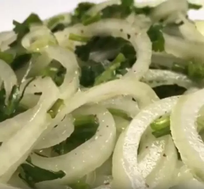 Идеальный маринованный лук к шашлыкам: простой рецепт