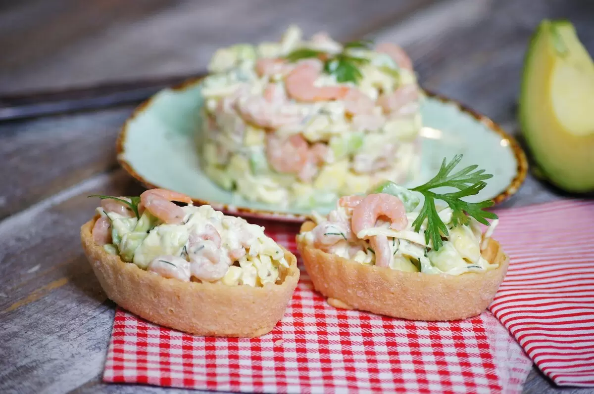 Элегантный салат с креветками и авокадо, который удивит гостей