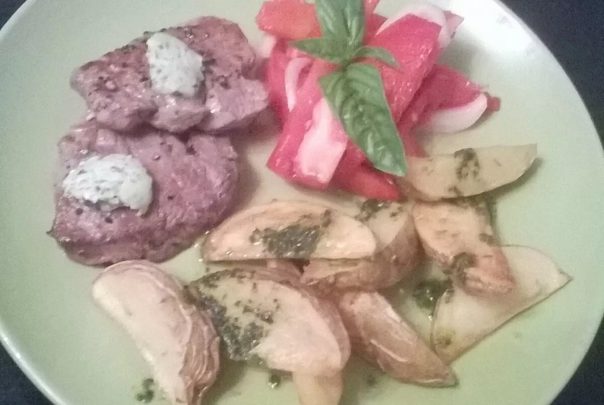 Медальоны из телятины с запеченным картофелем