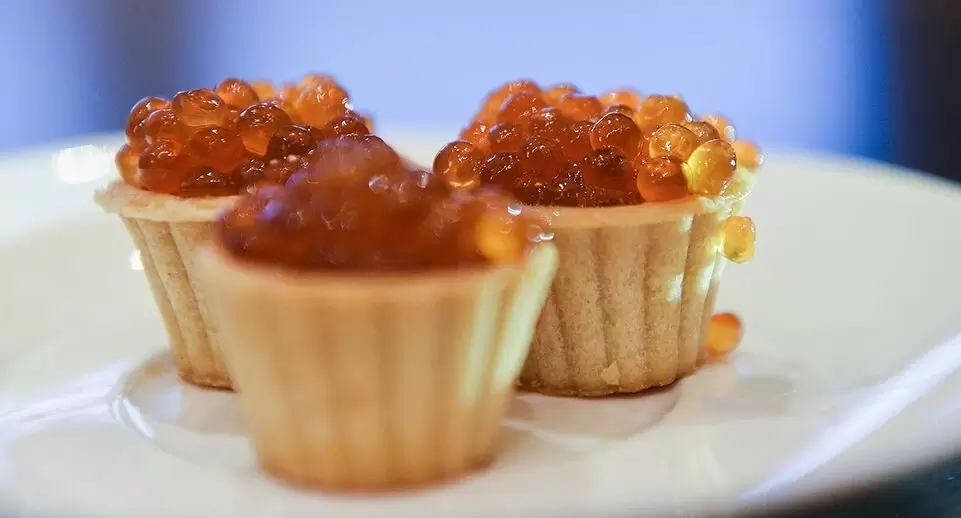 Красная икра: как не ошибиться в выборе к новогоднему столу