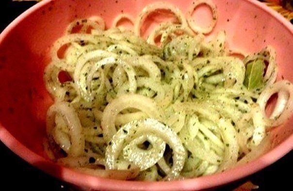 Как приготовить идеальный маринованный лук для вкусных блюд
