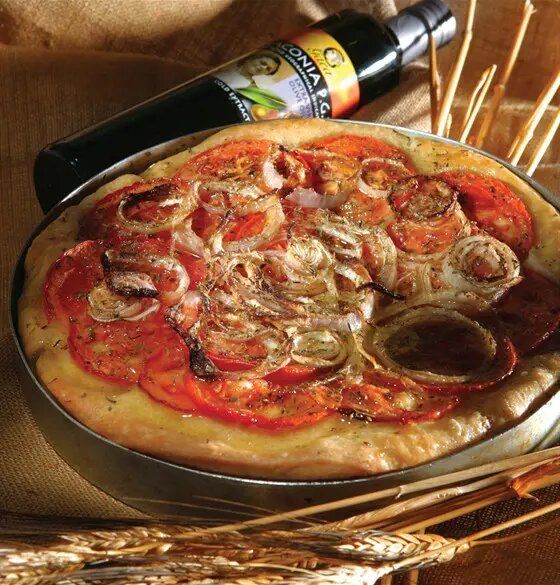 Наслаждение греческой кухней: вкусный пирог с томатами и луком