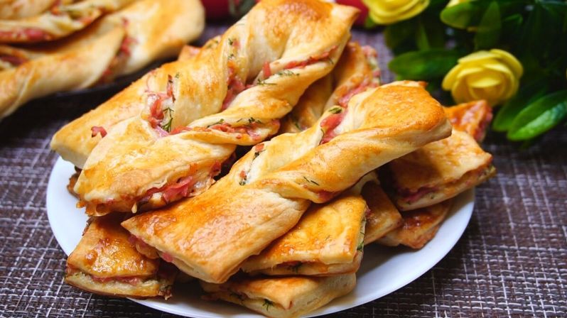 Необычные слоеные пирожки с сыром и колбасой: быстро и вкусно!