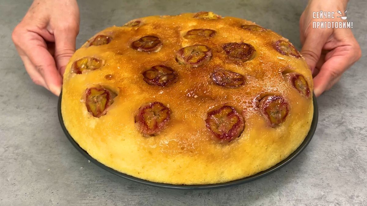 Необычный пирог с бананами и карамелью: легко и без духовки