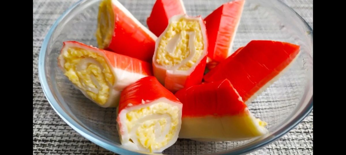 Простые рулетики из крабовых палочек: закуска, которая покорит сердца
