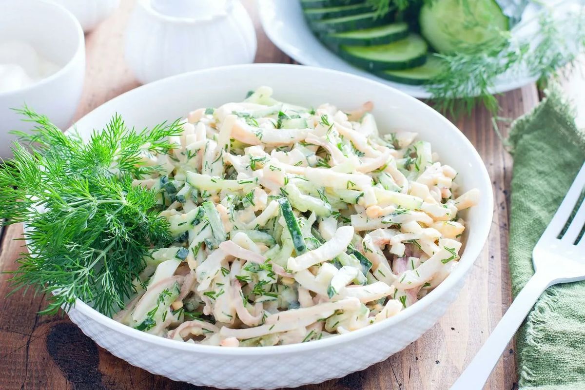 Салат с кальмарами, яйцами и огурцами